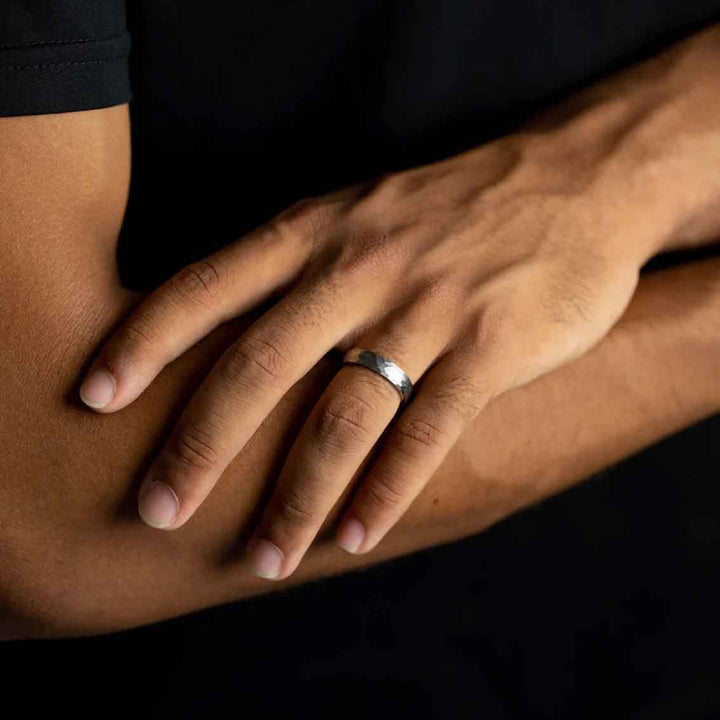 Titanring Herren, 5 mm mit facettiertem grauem Finish