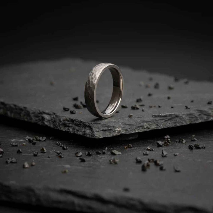 Titanring Herren, 5 mm mit facettiertem grauem Finish