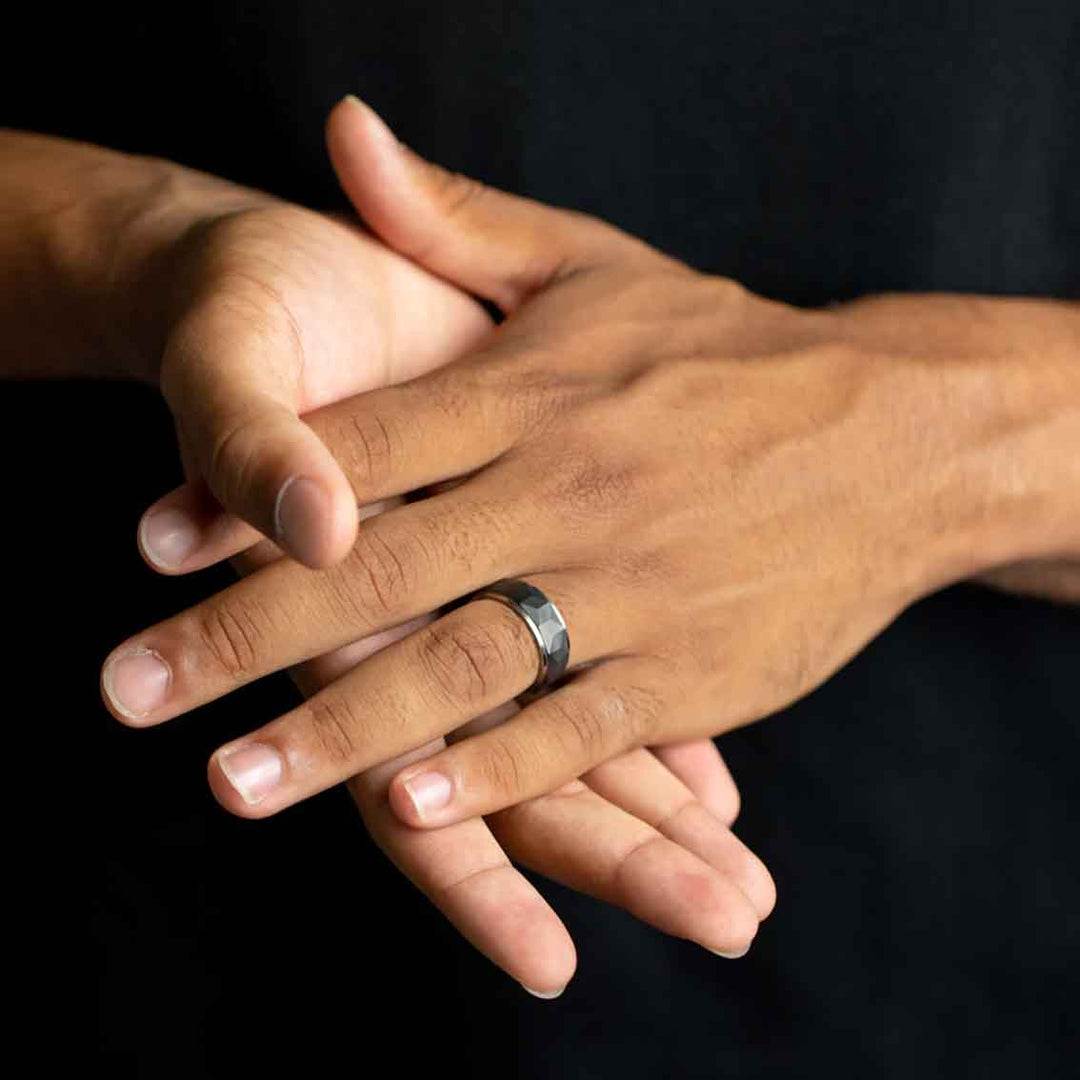 Ring auf Hand von Mann